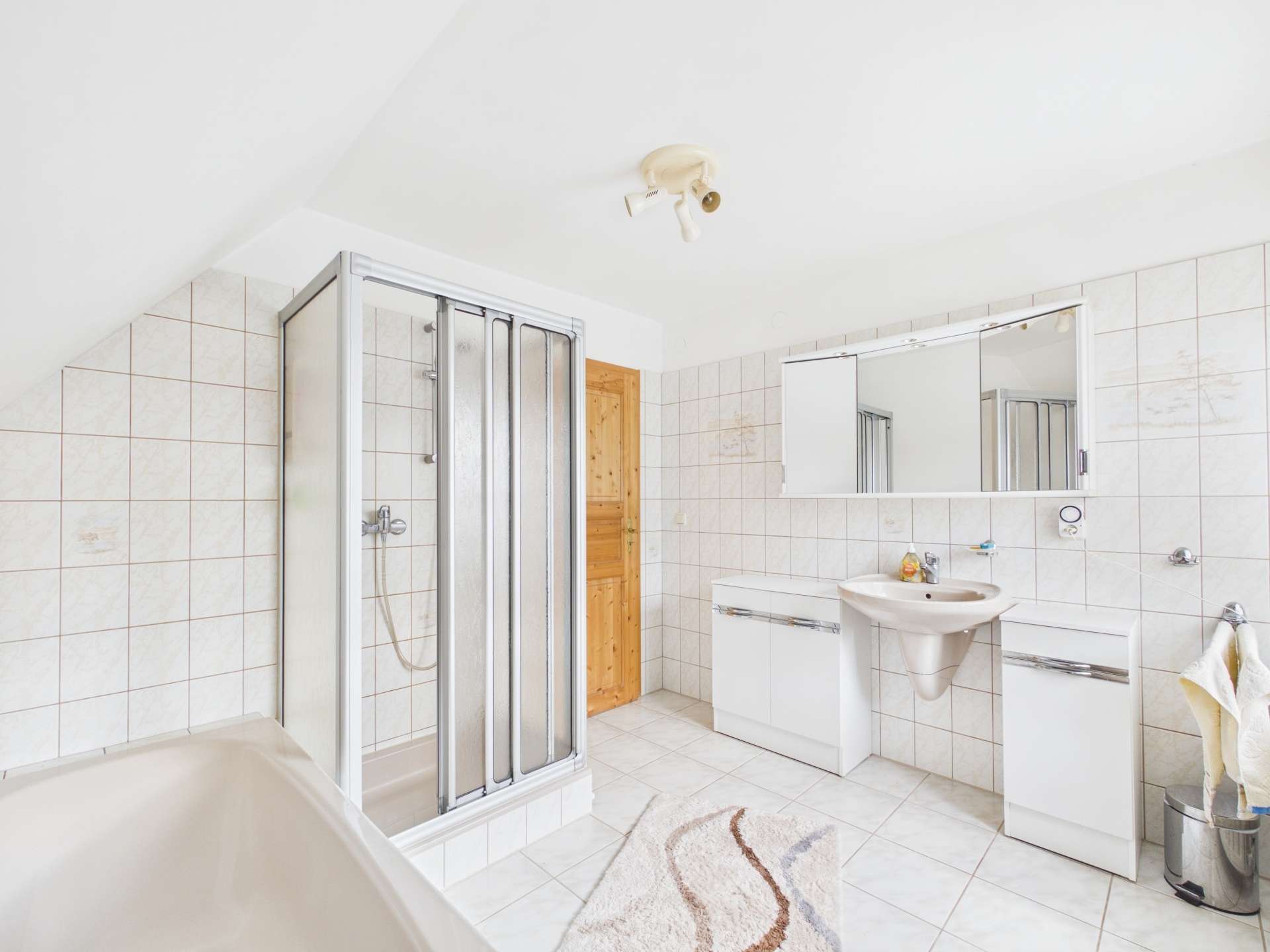 Badezimmer 1 OG (2) Badezimmer 1 OG (2)